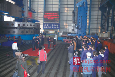 國家科技重大專項25米數控立柱移動立式銑車床百噸級工件試加工演示會現場。 國家科技重大專項25米數控立柱移動立式銑車床百噸級工件試加工演示會現場。