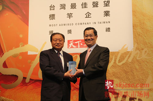 圖一 蕭萬長先生(右)頒授獎(jiǎng)座予臺(tái)達(dá)集團(tuán)創(chuàng)辦人暨榮譽(yù)董事長鄭崇華先生(左)-