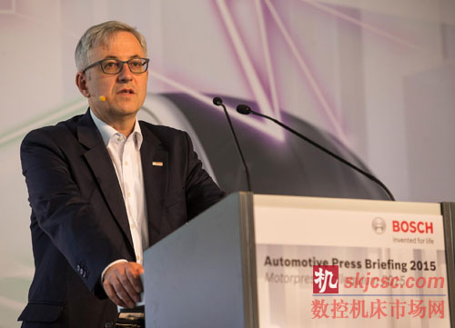 博世汽車與智能交通技術業(yè)務部門主席Rolf Bulander博士在第62屆國際汽車媒體交流會上做演講